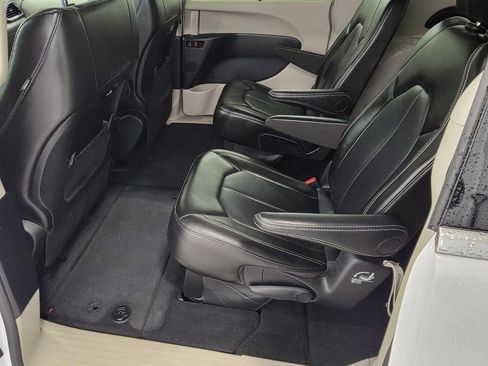 Used 2024 Chrysler Pacifica Touring-L image 17