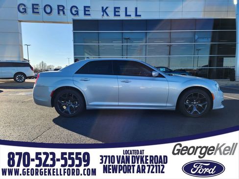 Used 2023 Chrysler 300 Touring L image 1