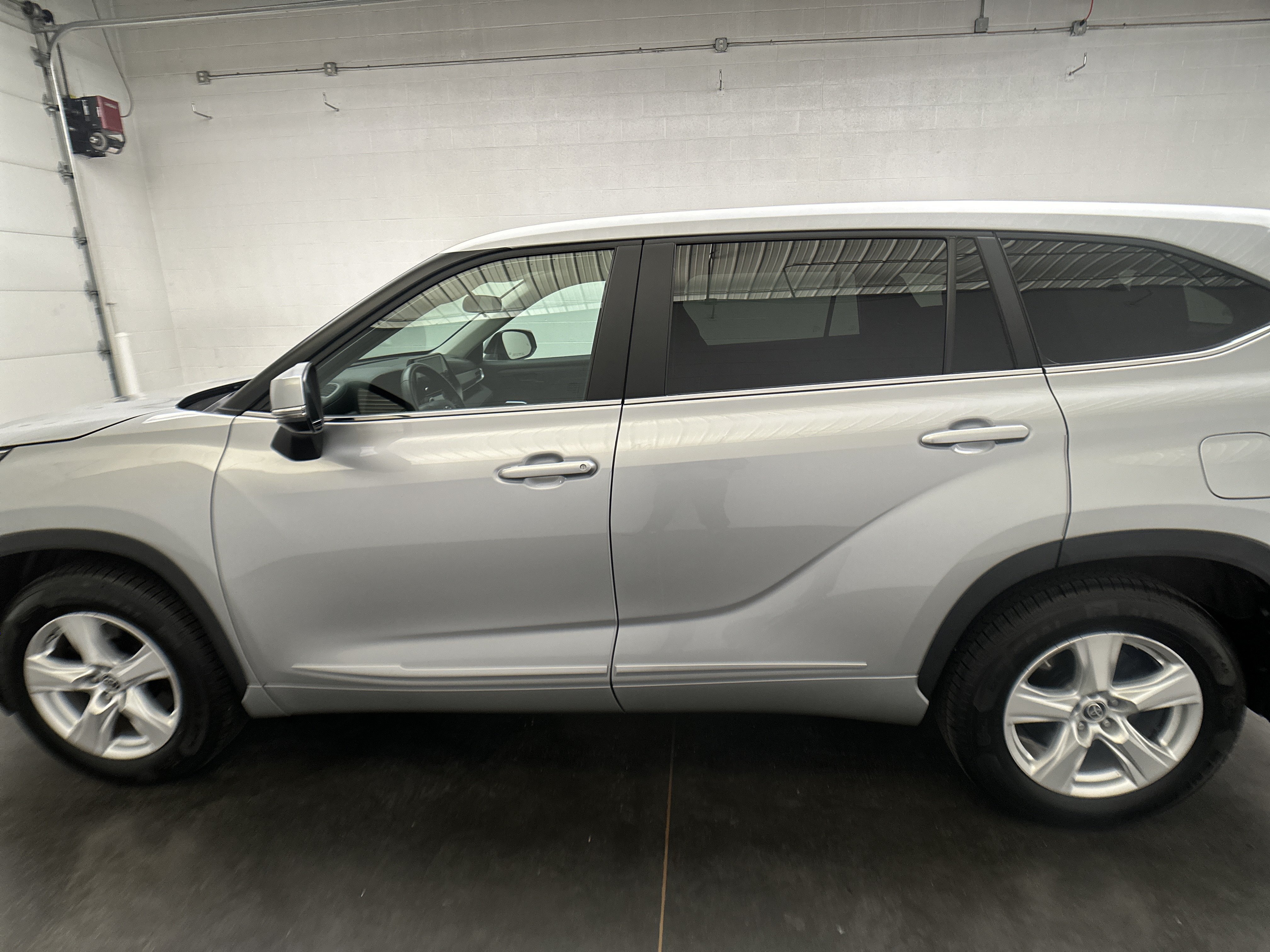 Used 2023 Toyota Highlander LE FWD image 40