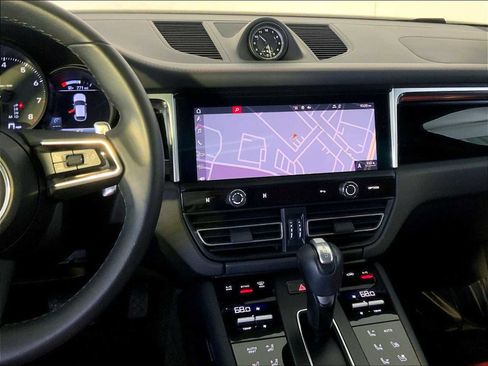 Certified 2023 Porsche Macan image 16