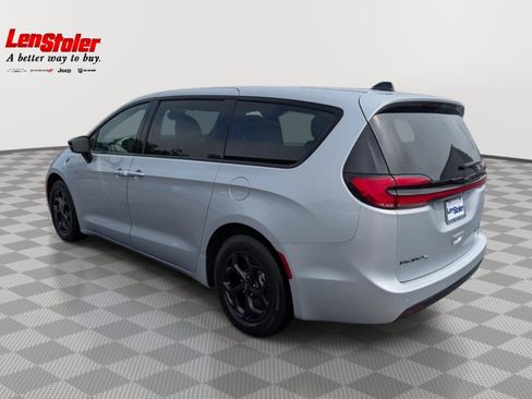 Used 2023 Chrysler Pacifica Limited w/ Uconnect Theater Family Group FWD image 3