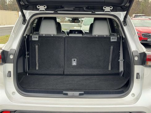 Used 2024 Toyota Highlander XLE image 16