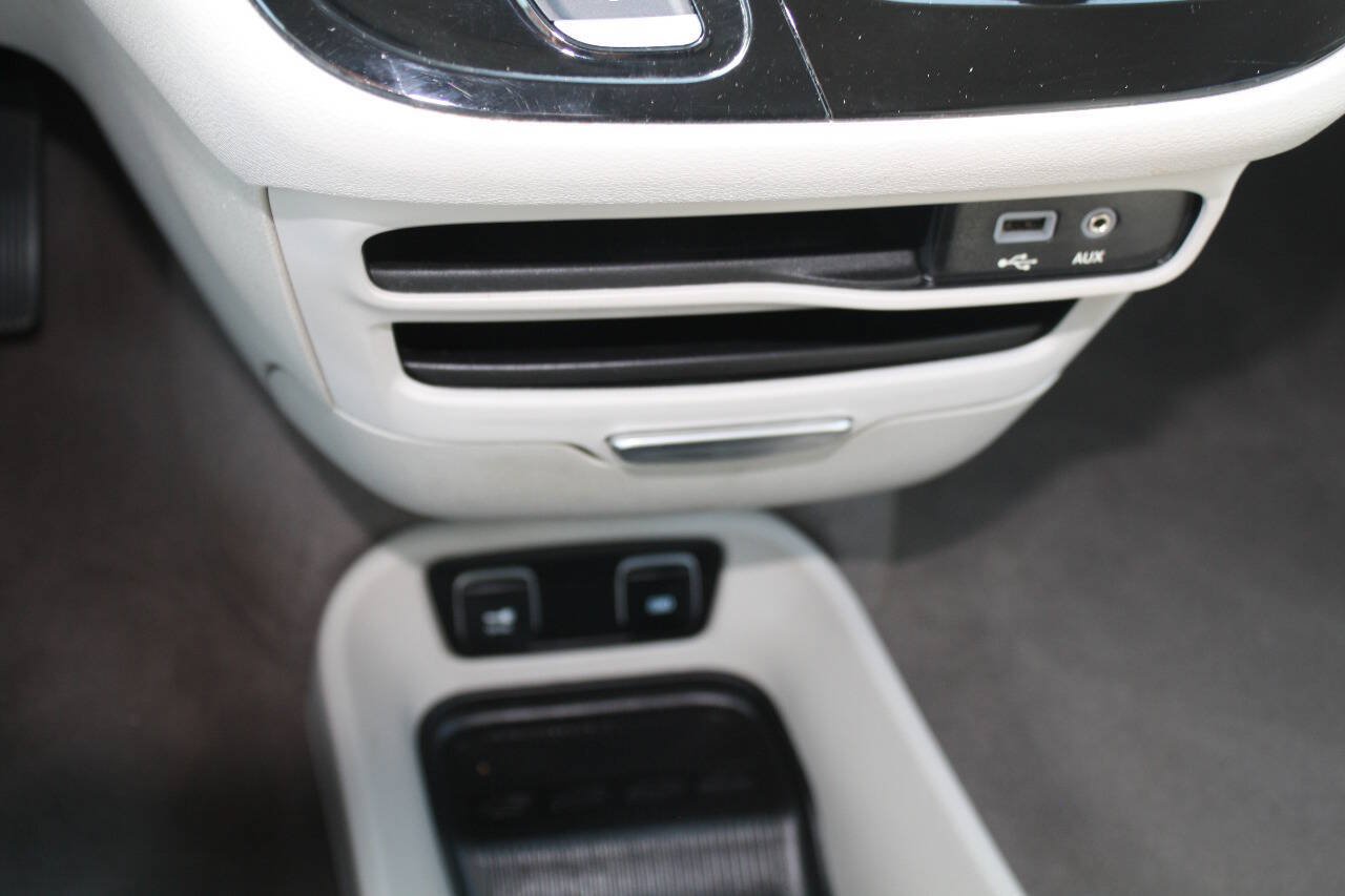 Used 2017 Chrysler Pacifica Touring-L FWD image 14