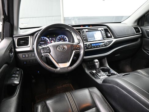 Used 2018 Toyota Highlander SE FWD image 20