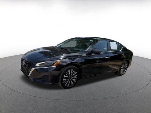 Used 2025 Nissan Altima 2.5 SV FWD image 8