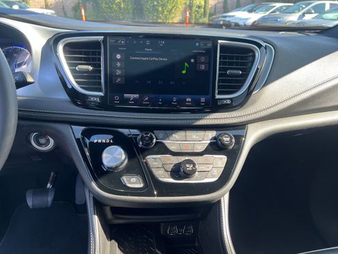 Used 2025 Chrysler Pacifica Limited image 17