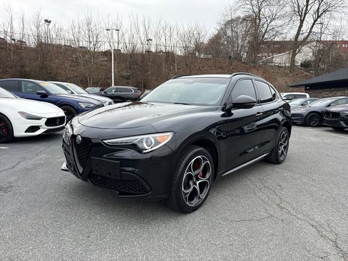Used 2022 Alfa Romeo Stelvio Veloce image 2