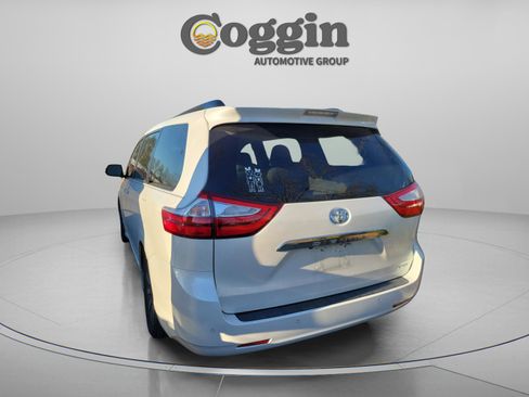 Used 2019 Toyota Sienna Limited image 3