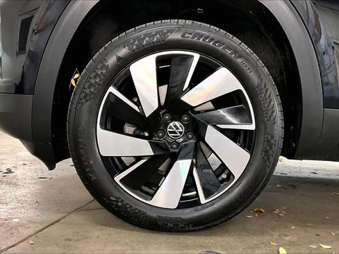 Used 2024 Volkswagen Atlas Cross Sport SE image 12