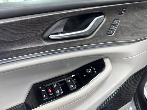 Used 2022 Jeep Grand Cherokee Overland w/ Luxury Tech Group IV AWD/4WD image 18