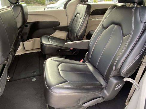 Used 2023 Chrysler Pacifica Touring-L image 13