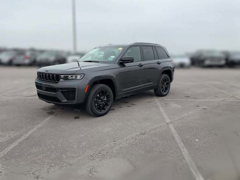 New 2026 Jeep Grand Cherokee Altitude image 4