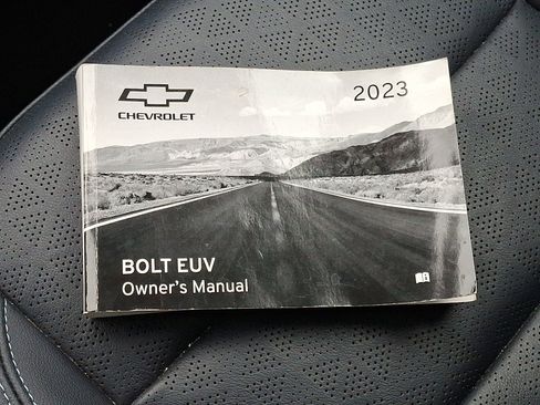 Used 2023 Chevrolet Bolt EUV LT w/ Convenience Package FWD image 26
