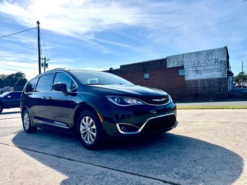Used 2019 Chrysler Pacifica Touring-L FWD image 3