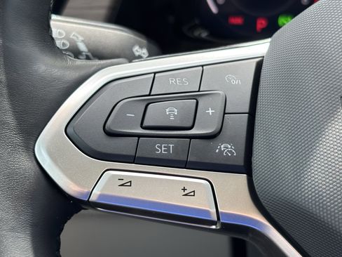 Used 2025 Volkswagen Atlas SEL Premium R-Line image 19