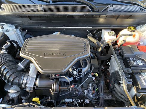 Used 2021 GMC Acadia SLE image 32