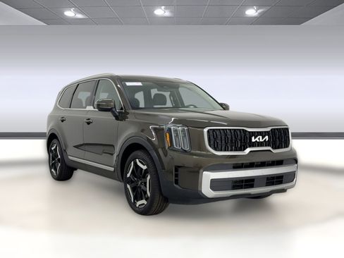 Used 2024 Kia Telluride EX w/ EX Captain's Chair Package image 7