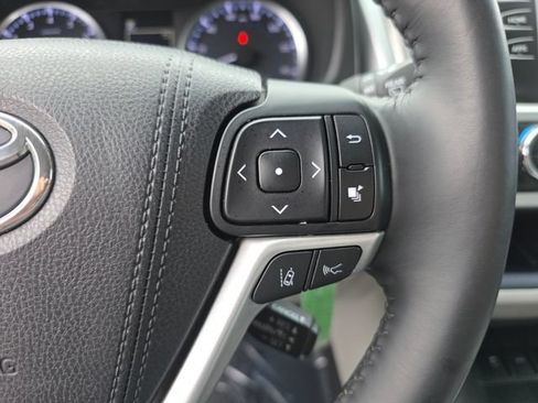 Used 2017 Toyota Highlander Plus FWD image 31