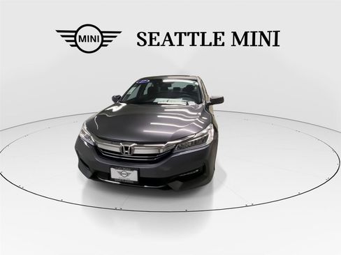 Used 2017 Honda Accord Touring image 3