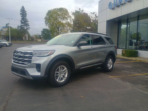 Certified 2025 Ford Explorer Active image 3