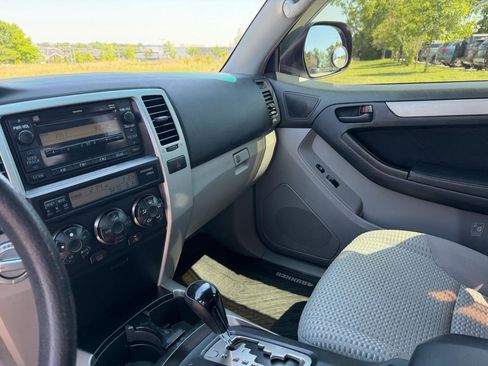 Used 2007 Toyota 4Runner SR5 AWD/4WD image 13