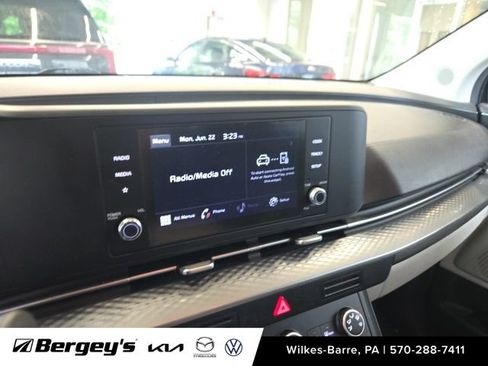 Used 2022 Kia Carnival LX FWD image 6