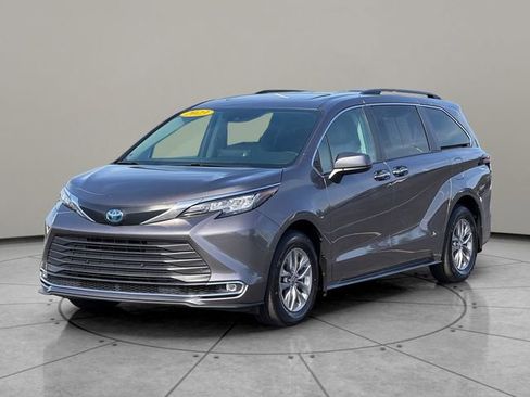 Used 2023 Toyota Sienna XLE FWD image 2