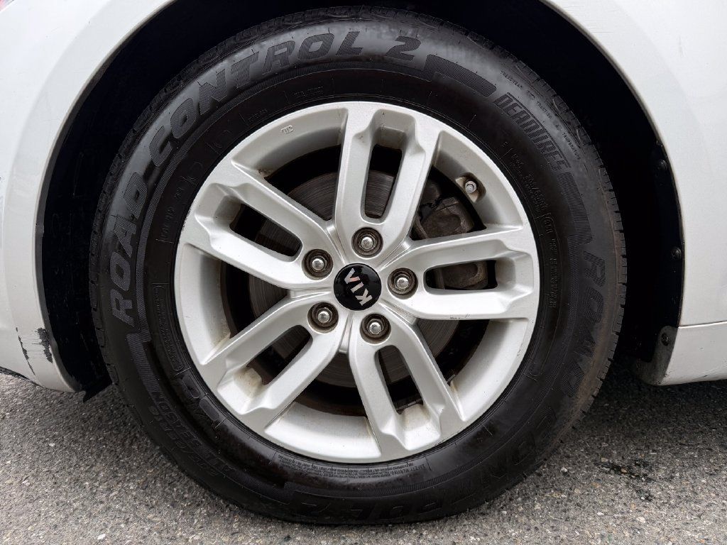 Used 2011 Kia Optima LX w/ Technology Pkg FWD image 9