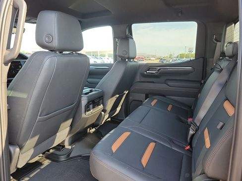 Used 2025 GMC Sierra 1500 AT4 w/ Technology Package AWD/4WD image 9