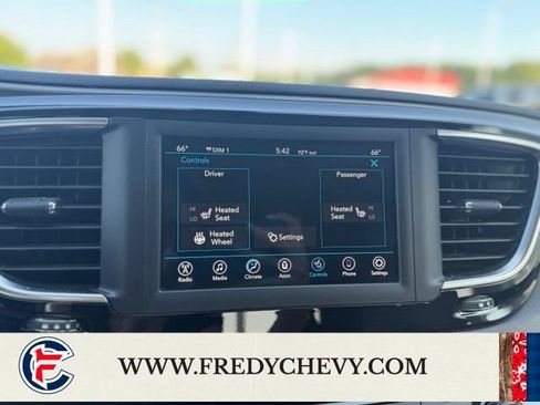 Used 2020 Chrysler Pacifica Touring-L FWD image 13