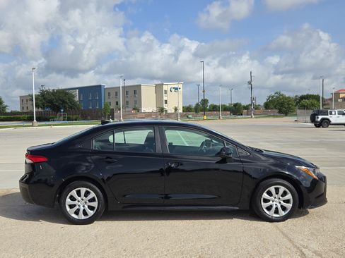 Used 2025 Toyota Corolla LE FWD image 2