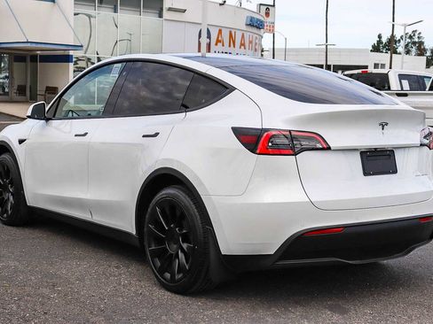 Used 2020 Tesla Model Y Long Range image 8