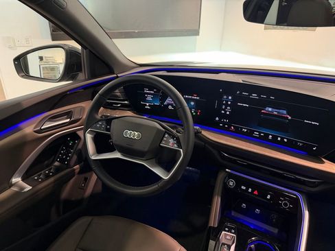 Used 2025 Audi Q5 Premium w/ Convenience Package image 11