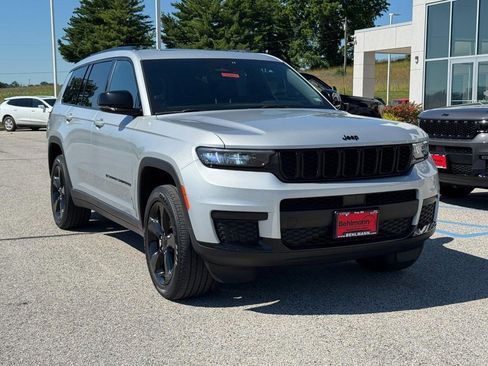 Used 2023 Jeep Grand Cherokee L Laredo AWD/4WD image 2