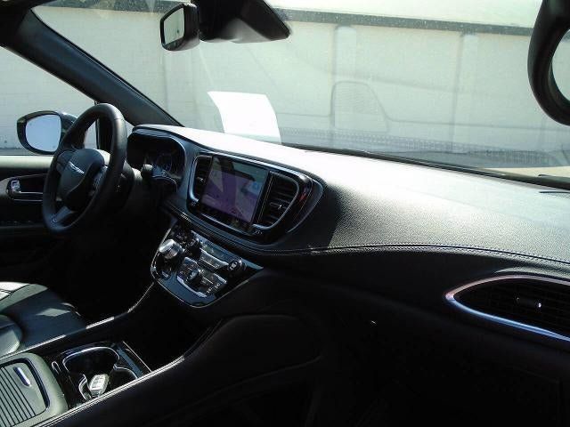 Used 2025 Chrysler Pacifica Limited FWD image 29