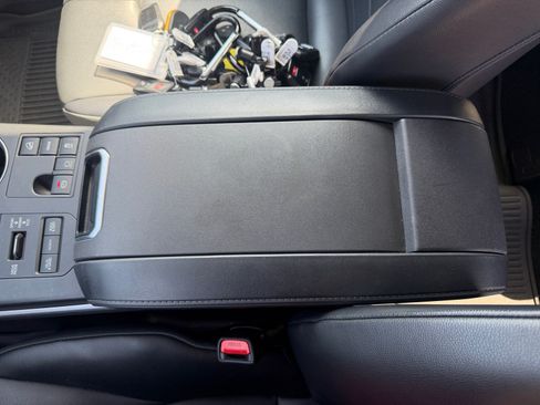 Used 2023 Toyota Highlander XLE AWD/4WD image 15