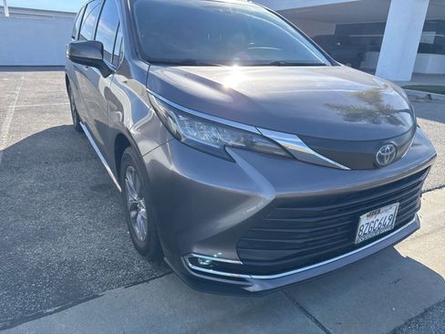 Used 2022 Toyota Sienna XLE image 3