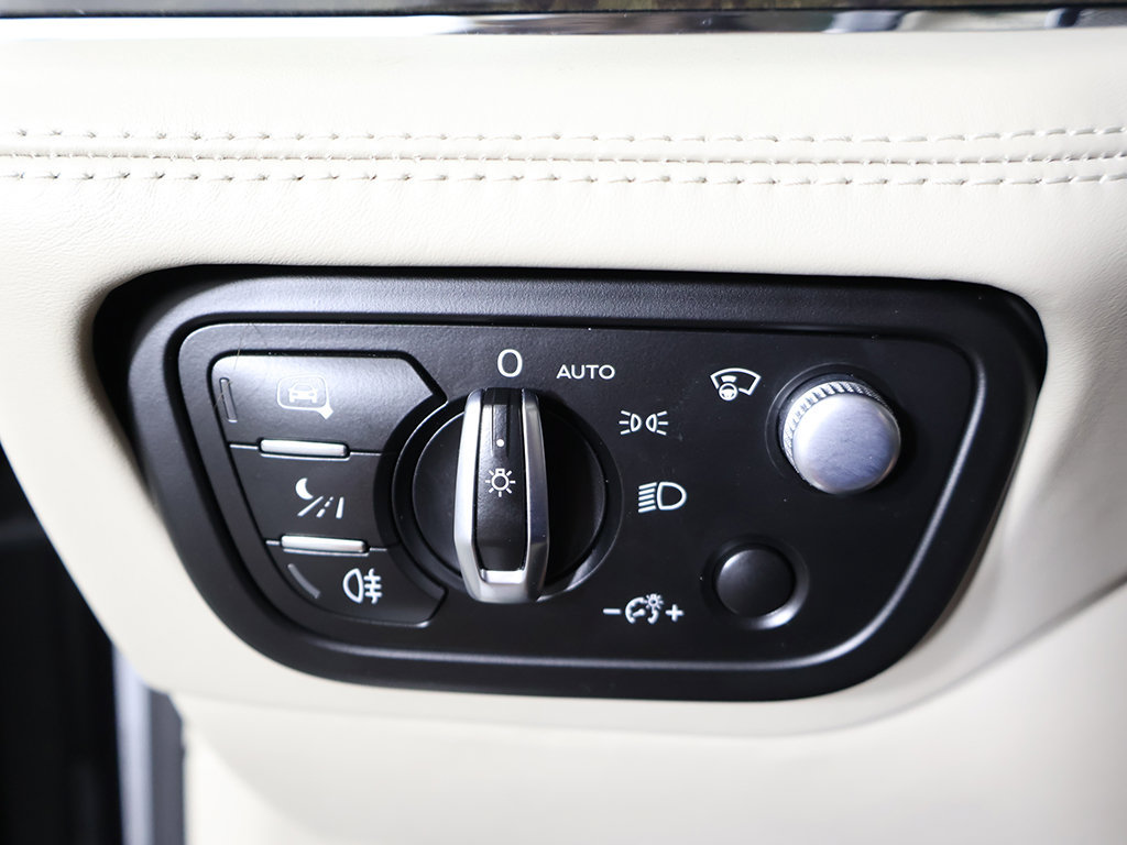 Used 2020 Bentley Bentayga Plug-In Hybrid AWD/4WD image 50