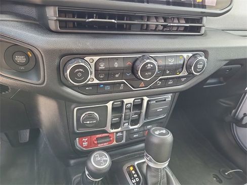 Used 2024 Jeep Wrangler Unlimited image 16