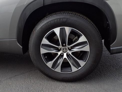 Certified 2025 Toyota Highlander XLE image 4