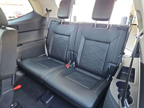 Used 2025 Volkswagen Atlas SE image 28