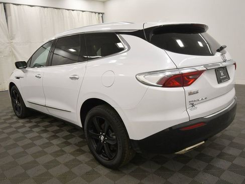Used 2024 Buick Enclave Essence image 5