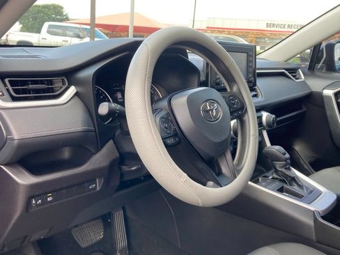 Used 2022 Toyota RAV4 XLE w/ Convenience Package FWD image 9