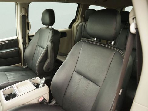 Used 2016 Chrysler Town & Country Touring FWD image 10