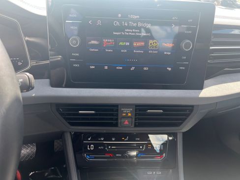 Used 2025 Volkswagen Jetta SE FWD image 17