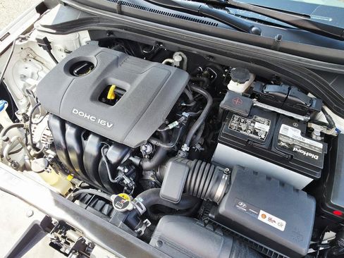 Used 2017 Hyundai Elantra Limited w/ Limited Tech Package 04 FWD image 11
