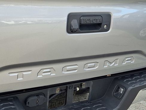 Certified 2018 Toyota Tacoma SR5 image 31