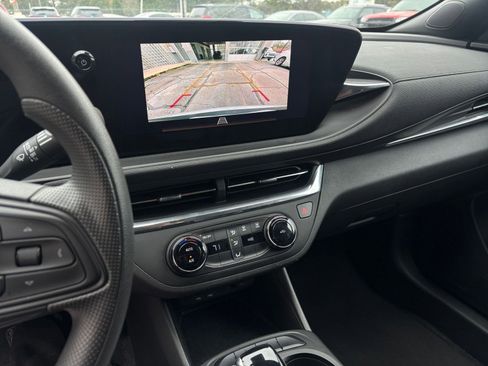 Used 2025 Buick Envista Preferred image 23