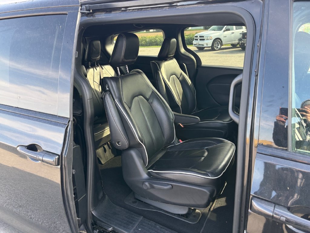 Used 2024 Chrysler Pacifica Premium FWD image 41