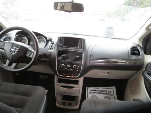 Used 2018 Dodge Grand Caravan SE w/ UConnect Hands-Free Group FWD image 15